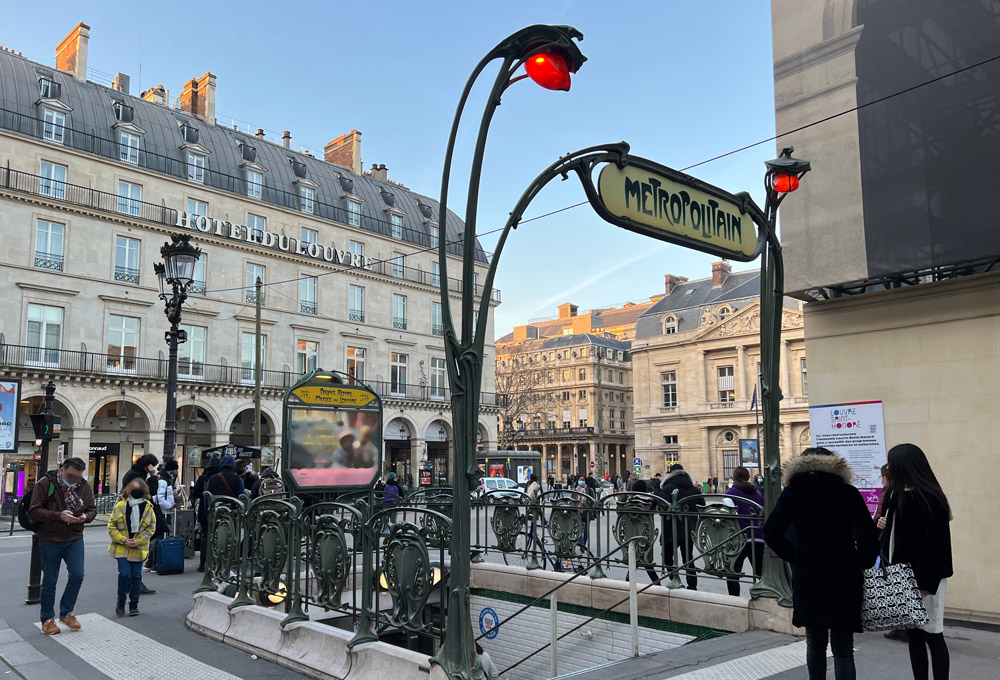 palais-royal-musee-du-louvre-metro-paris